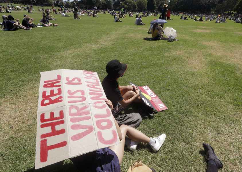 "Kolonialismen är det riktiga viruset" står det på skylten under en protest som hölls i Australien i januari i år.