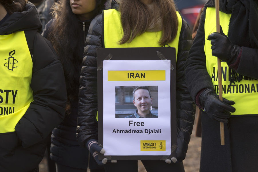 Demonstration utanför Irans ambassad i Stockholm till stöd för den fängslade KI-forskaren Ahmedreza Djalali.