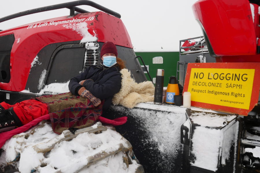 Aktivister blockerar Sveaskogs maskiner.