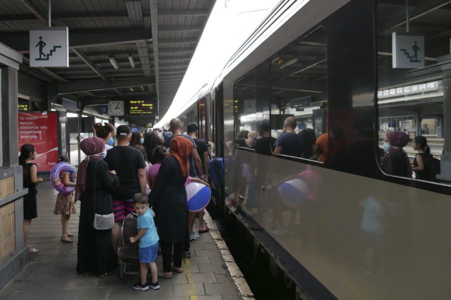 Tågpassagerare i EU ska få stärkta rättigheter genom nya regler som nu blivit klara.