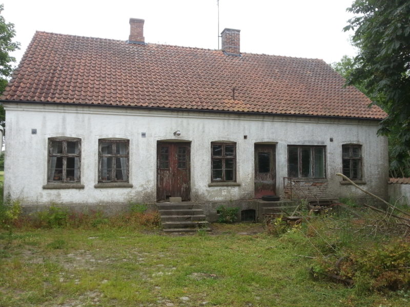 Över hela Sverige finns obebodda hus som bara står och förfaller.