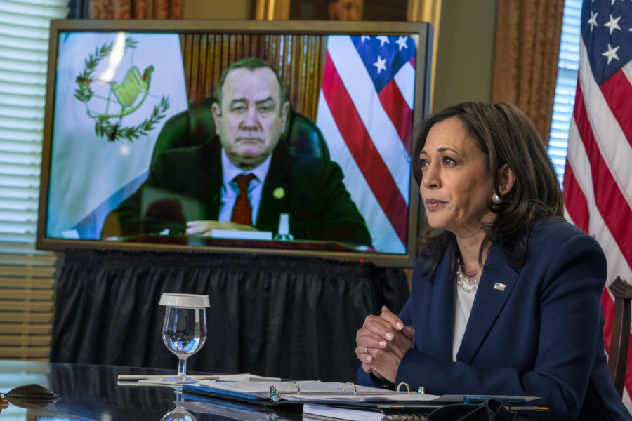 USA:s vicepresident Kamala Harris under det virtuella mötet med Guatemalas president Alejandro Giammattei i måndags.