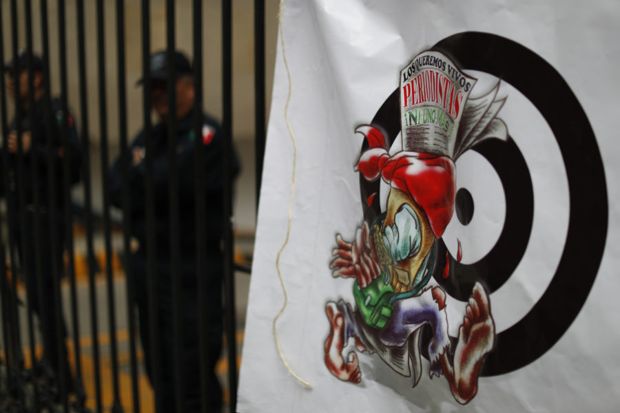 Banderollen föreställer en bakbunden och blödande reporter under en protest i Mexico City i fjol mot de många morden på journalister i Mexiko.