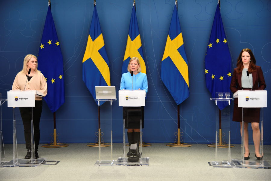 Socialminister Lena Hallengren, finansminister Magdalena Andersson och biträdande finansminister Åsa Lindhagen presenterar förslag ytterligare sju miljarder kronor på vården på grund av pandemin.