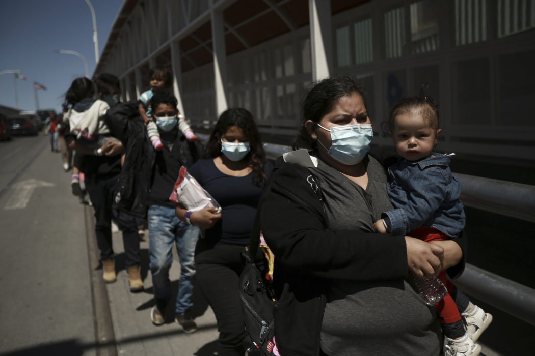 Migranter som har utvisats från USA anländer till Ciudad Juárez i Mexiko, den 23 mars.