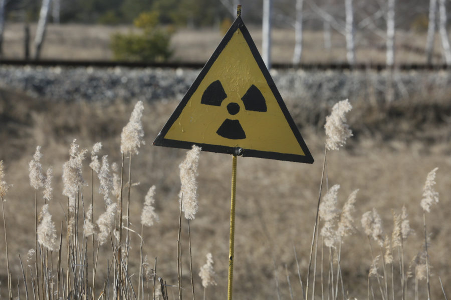 Varningsskylt utanför den övergivna staden Pripyat, ungefär tre kilometer från Tjernobyls kärnkraftverk.