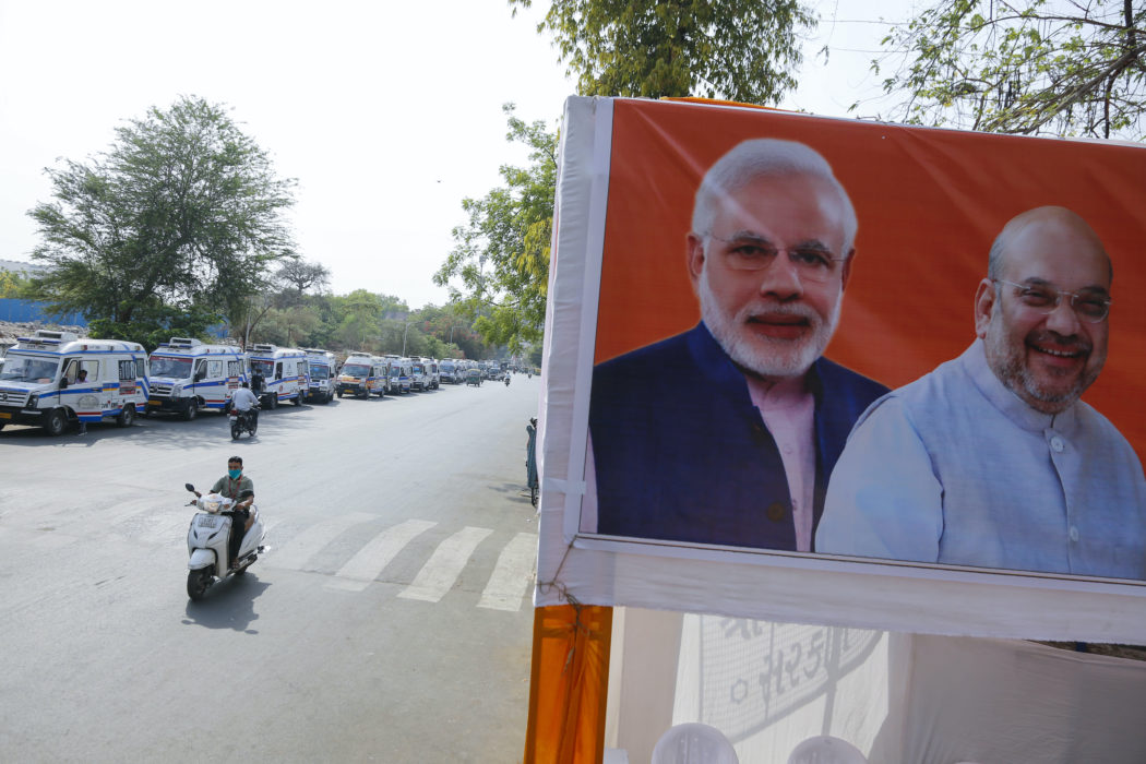 Premiärminister Narendra Modi, till vänster på affischen, har fått kritik för att han inte tagit coronakrisen på tillräckligt stort allvar