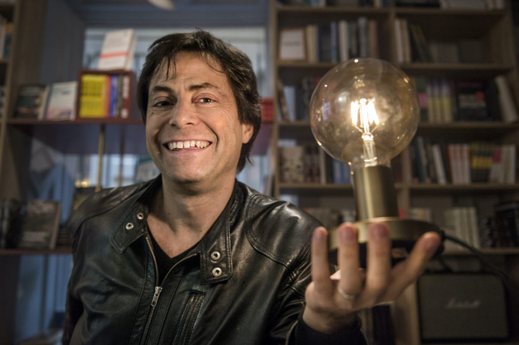 Enligt forskaren Max Tegmark så kommer det avgöras under vår livstid ifall vi ska gå under eller ta oss samman