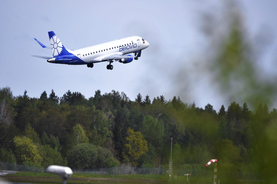 Trots EU-toppmötets uppmaning till medlemsländerna att inte släppa in belarusiska flygbolag har ett plan från Minsk landat och lyft från Arlanda.