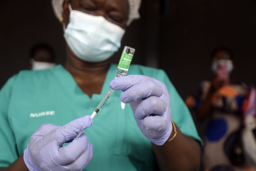En sjuksköterska i Nigeria förbereder dos coronavaccin.