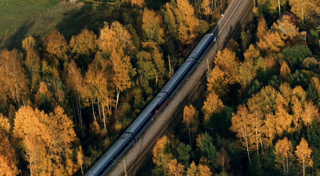Om tjugo år är planen att man ska kunna åka tåg mellan Stockholm och Malmö på 2,5 timmar.