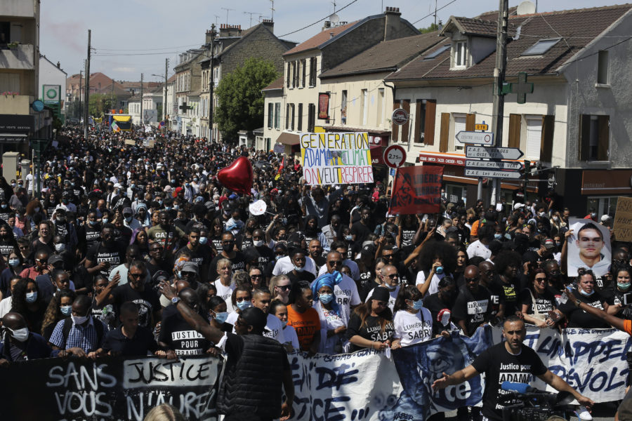 Bild från en demonstration i Frankrike i protest mot polisbrutalitet som samordnades av antirasister och klimataktivister.