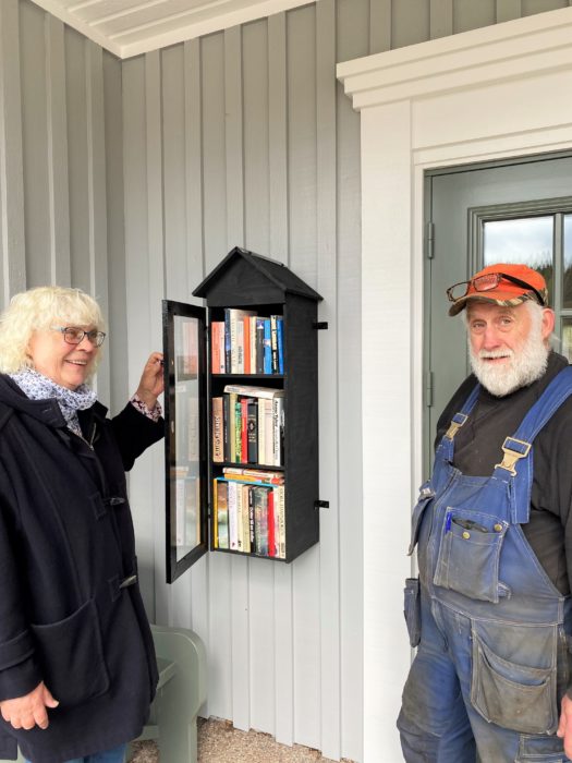 Kerstin Sandqvist och Lennart Lundgren från Håbols Byalag är glada och stolta över att inviga Dals Eds kommuns första bokskåp 4 maj 2020