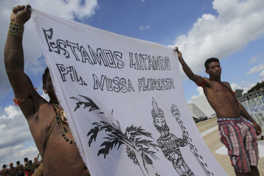 Medlemmar av ursprungsbefolkningen Munduruku demonstrerar för att Brasiliens högsta domstol ska skydda deras land och skogar.