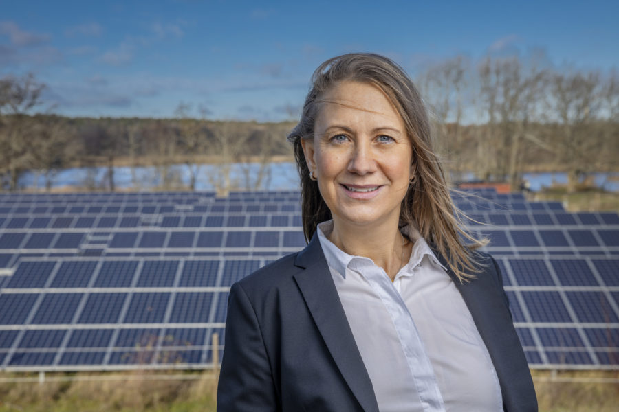 Anna Werner, vd för Svensk solenergi, tycker att det nya systemet – med skatteavdrag för solcellsinvesteringar – är mycket bättre än det tidigare bidraget som söktes i efterhand.