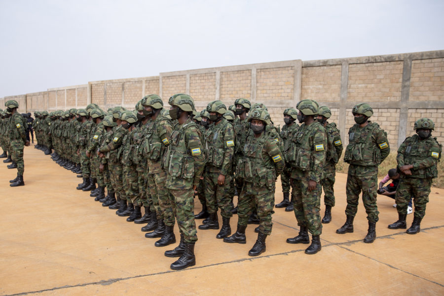 Rwandiska soldater inför avresa till Moçambique i den 10 juli.