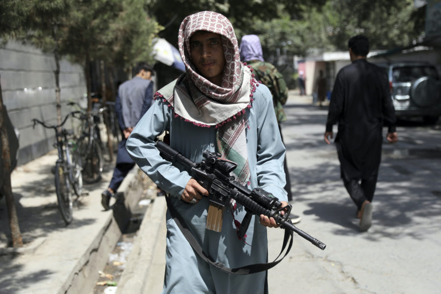 Talibaner patrullerar på Kabuls gator.
