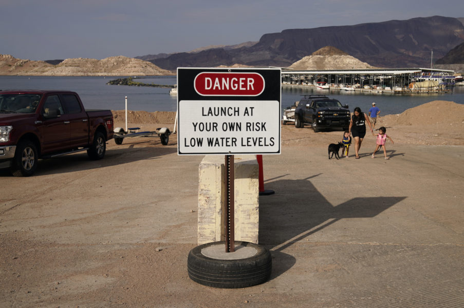 En skylt varnar för lågt vattenstånd i Lake Mead.