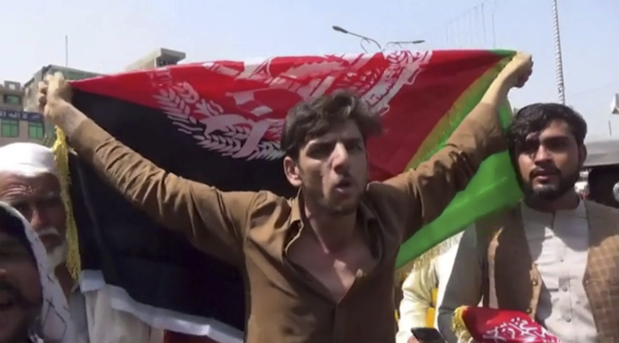 En afghansk man i Jalalabad protesterar mot talibanerna