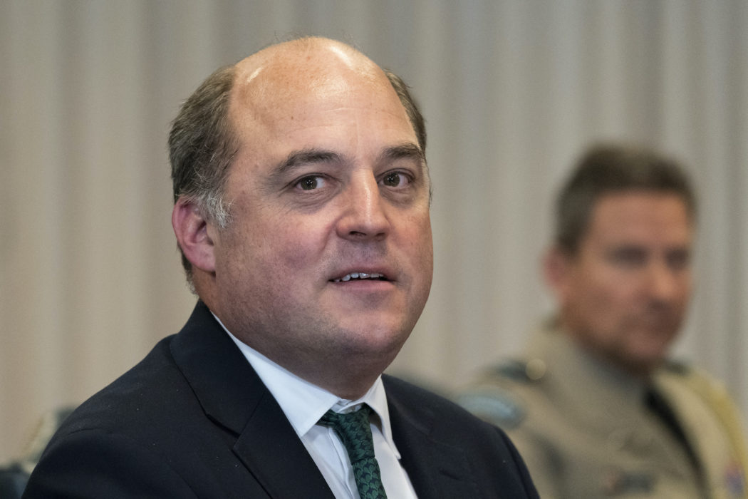 Storbritanniens försvarsminister Ben Wallace ger grönt ljus för evakuering av katter och hundar