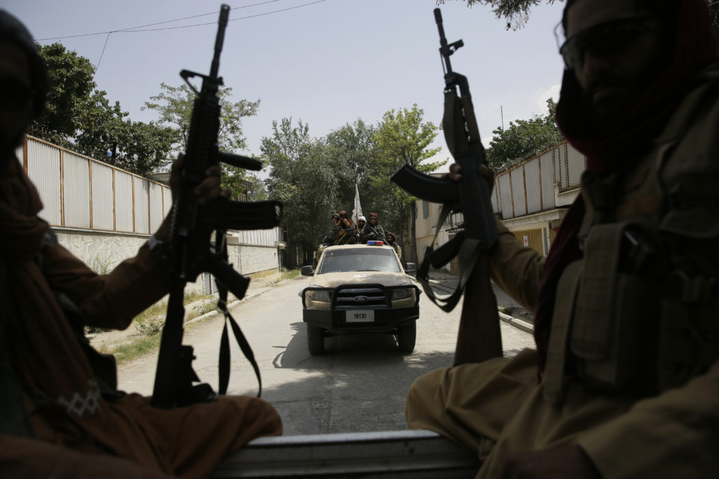 Runtom i Kabul patrullerar talibaner gatorna