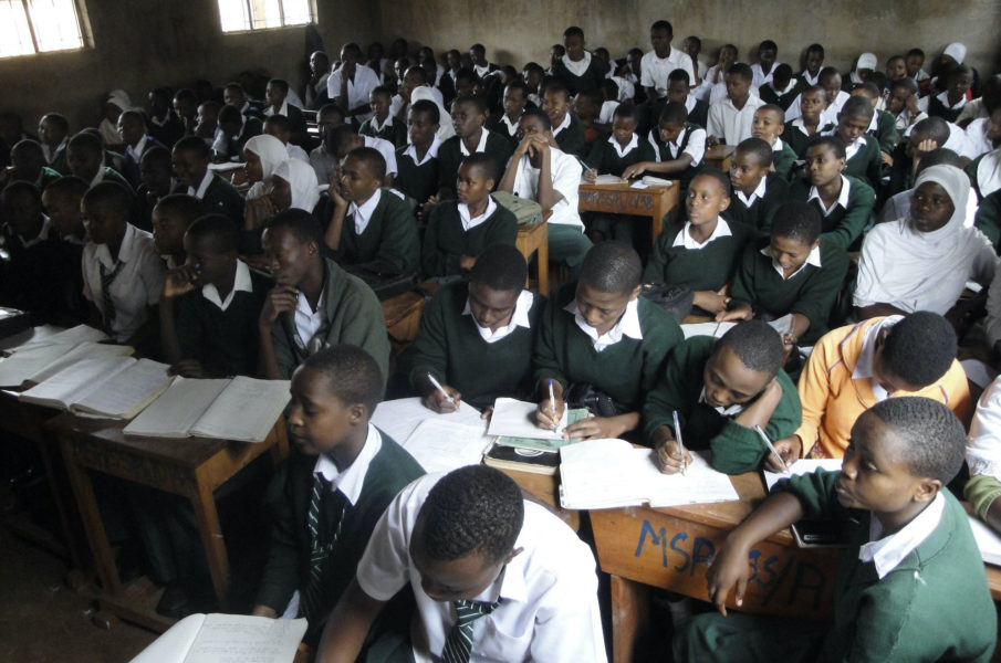 Tätt i skolraderna under en biologilektion i skolan Msaranga nära Moshi i en bild från 2010.