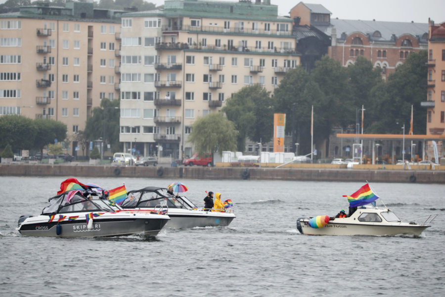 Båtparaden "Pride Lake Parade" arrangerades som ett alternativ till den traditionella prideparaden.