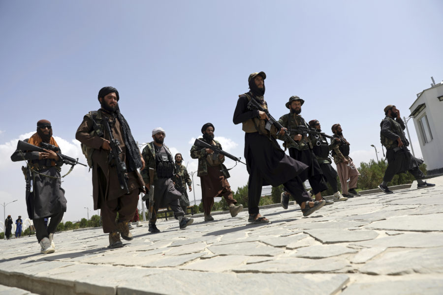 Talibaner patrullerar gatorna i Kabul.