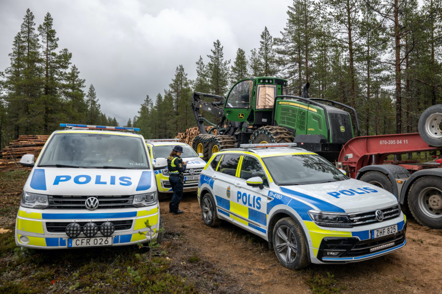 I samband med att Sveaskog stoppade avverkningen kom polisen i syfte att säkerställa att arbetet med att avlägsna avverkade träd kunde genomföras utan hinder, berättar Karoline Carlsson, talesperson från Greenpeace, på plats i Muonio sameby.