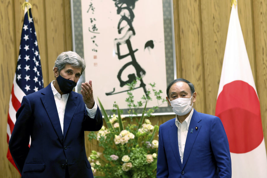 John Kerry och Yoshihide Suga vid tisdagens möte i Tokyo.