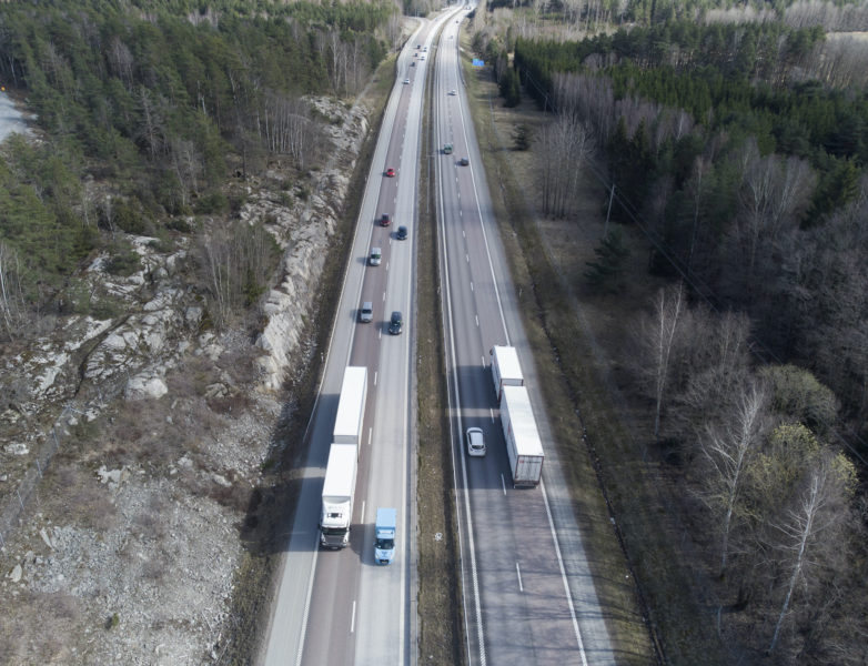 Bilar och lastbilar på motorvägen E18 i höjd med Bro väster om Stockholm.