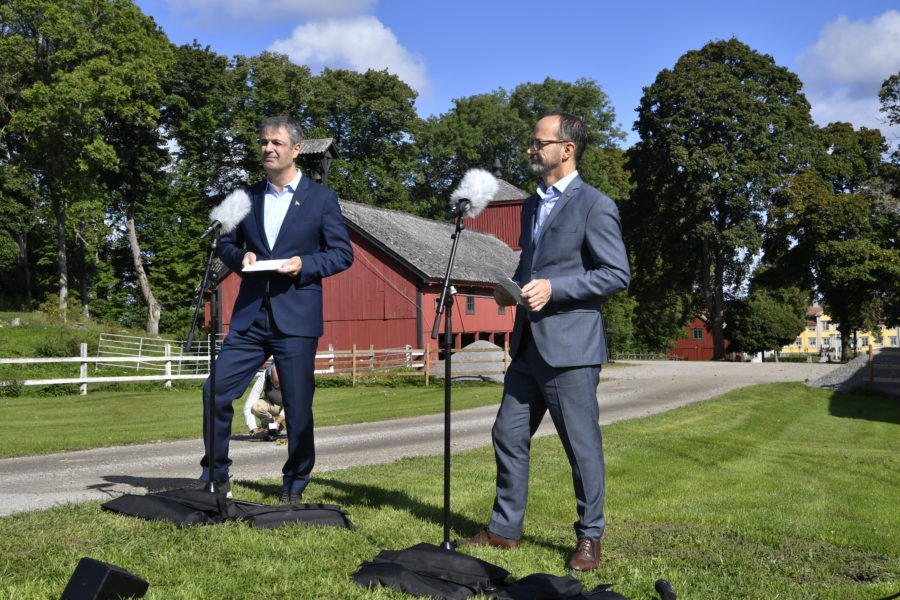 Näringsminister Ibrahim Baylan och infrastrukturminister Tomas Eneroth håller pressträff på Bjelkesta gård i Örsundsbro i Enköpings kommun.