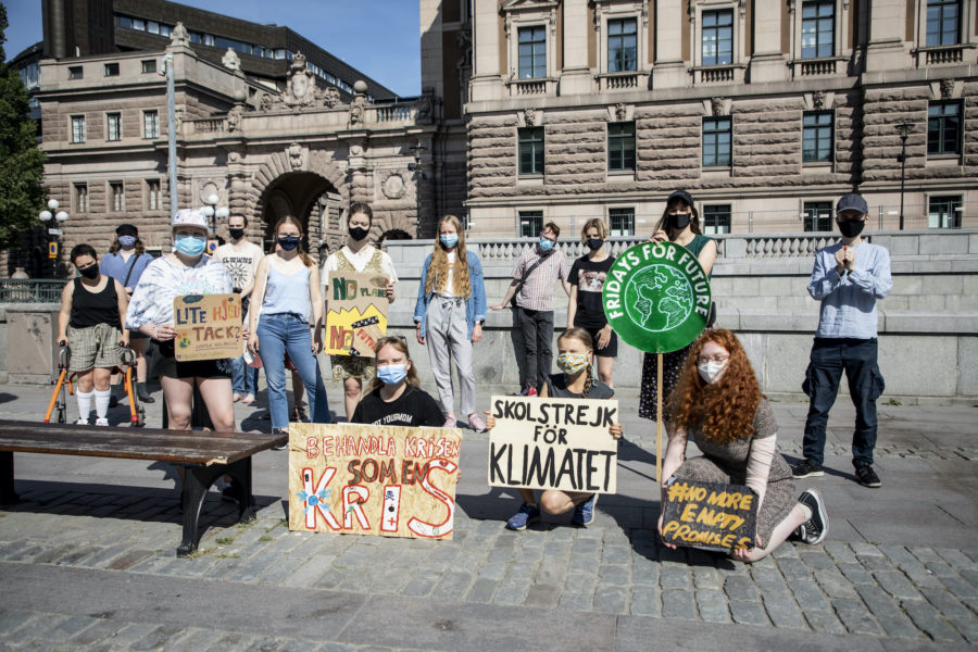 2 juli 2021, Greta Thunberg skolstrejkar för klimatet utanför Riksdagshuset tillsammans med andra klimatstrejkare.