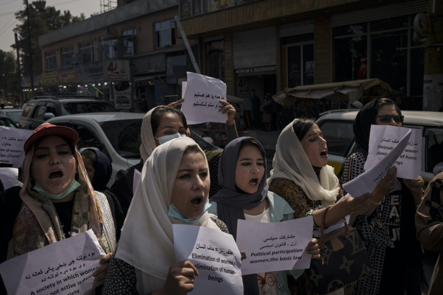 Deltagare i en marsch för kvinnors rättigheter i huvudstaden Kabul under söndagen.
