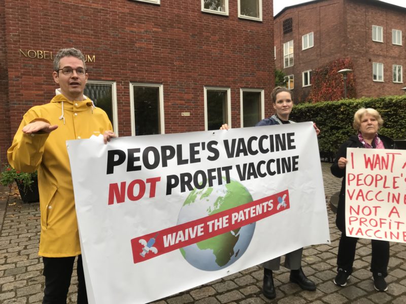 Tre personer från nätverket People's Vaccine Alliance demonstrerade igår utanför Nobel Forum.