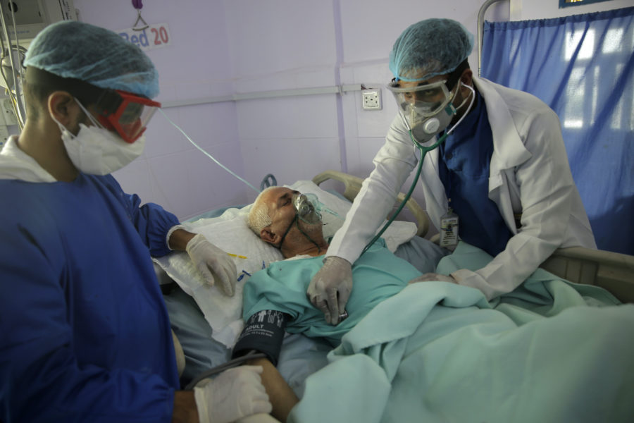 En man vårdas på en intensivvårdsavdelning i Jemen.
