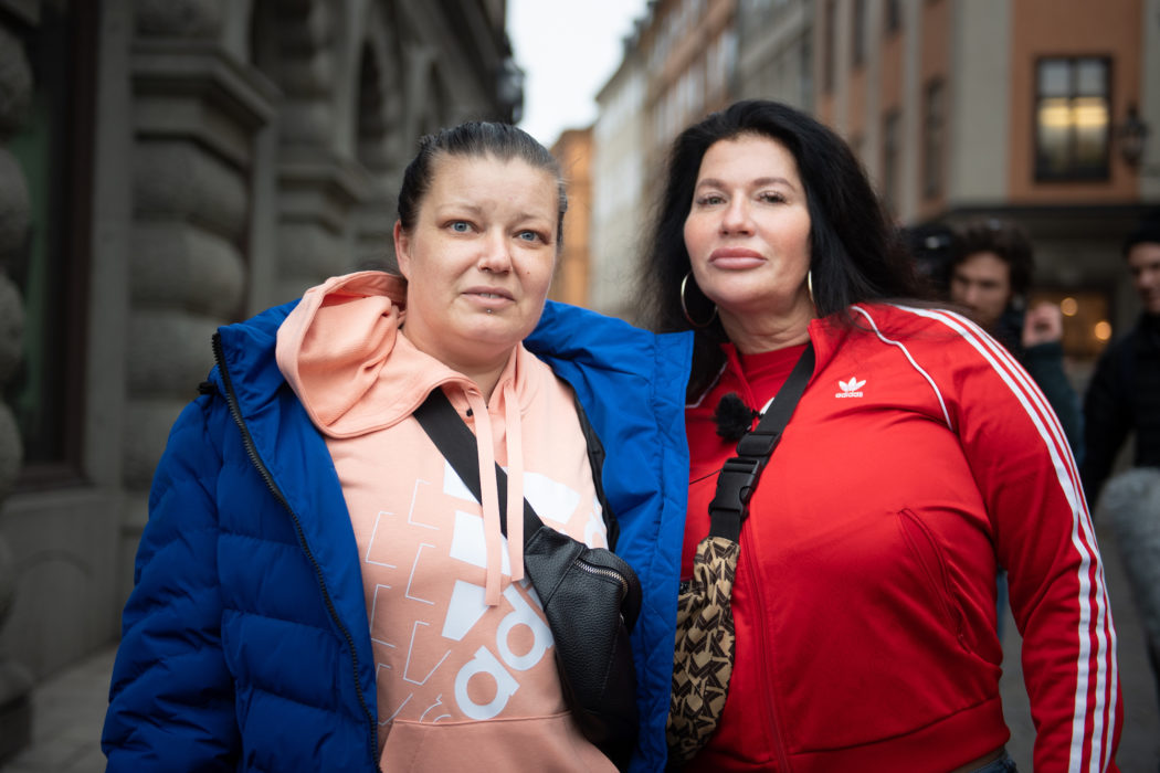 Carolina Sinisalo och Maritha Ogilvie på demonstrationen mot skjutningarna