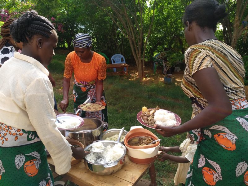 Eftersom Jennifer Kamba (till höger) inte längre kan försörja sin familj på sitt jordbruk har hon tvingats börjat jobba deltid som kock och hjälpreda till mer välbeställda familjer.