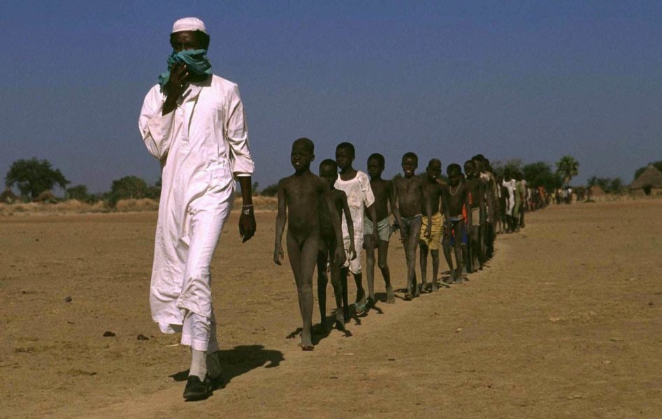 Före detta slavar i Sudan på väg mot frihet.