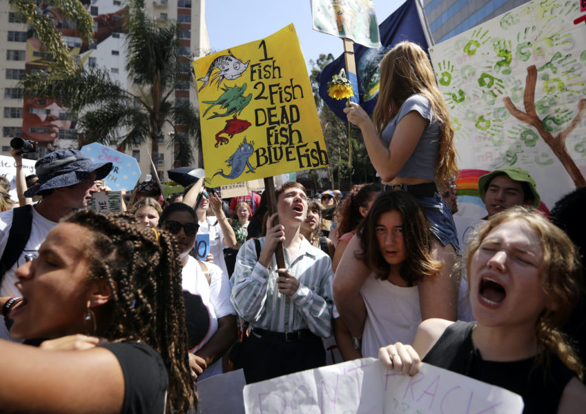 Unga personer demonstrerar för klimatet.