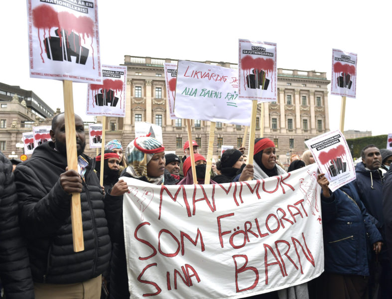 Många anhöriga och boende i Stockholm hade samlats för att demonstrera på Mynttorget framför riksdagen.