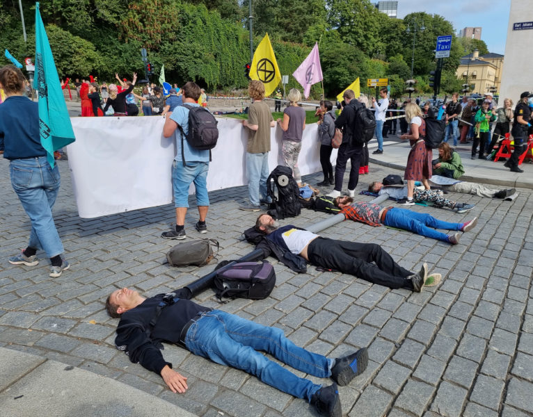 Martin Smedjeback, längst fram, och andra aktivister deltar i en blockad under aktionsveckan i Oslo i augusti.
