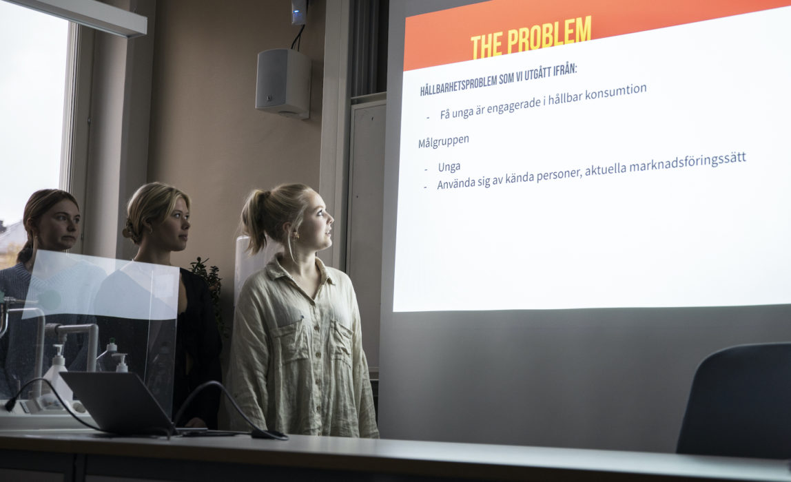 I grupper får klassen jobba fram en lösning som de sedan pitchar för aktören