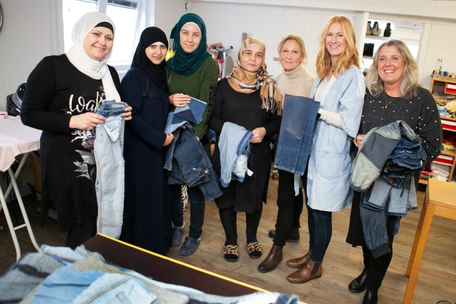 Representanter från företagen Wargön innovation, Yalla Mellerud och Nimble patch, som prisas för sitt samarbete kring att återvinna kläder.