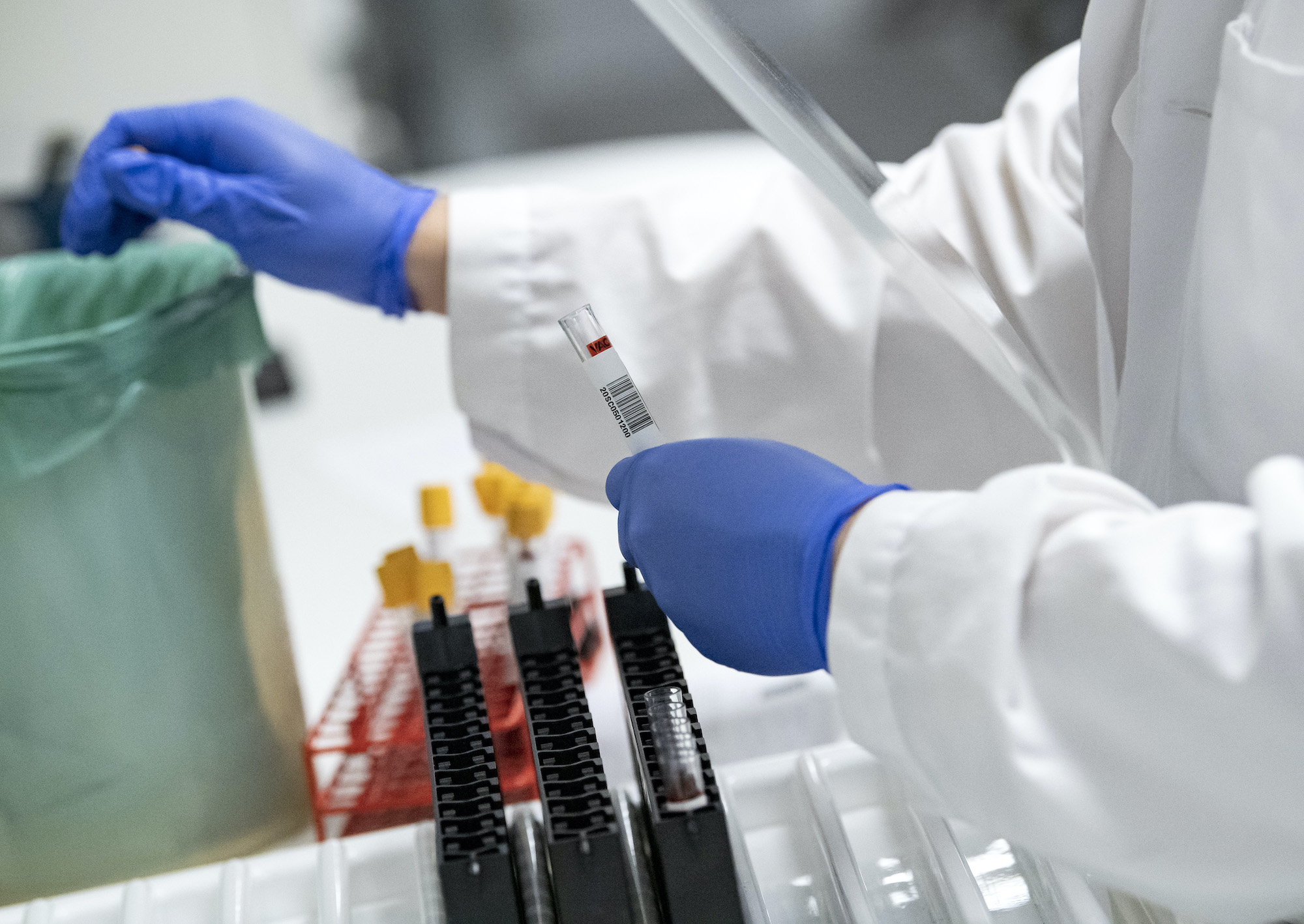 Återanvända labbmaterial – ett verktyg i kris