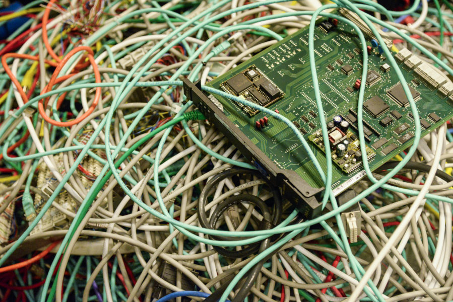 Att återanvända elektronik innebär stora vinster för miljön, men de som reparerar dem riskerar att utsättas för ämnen som kan vara skadliga.