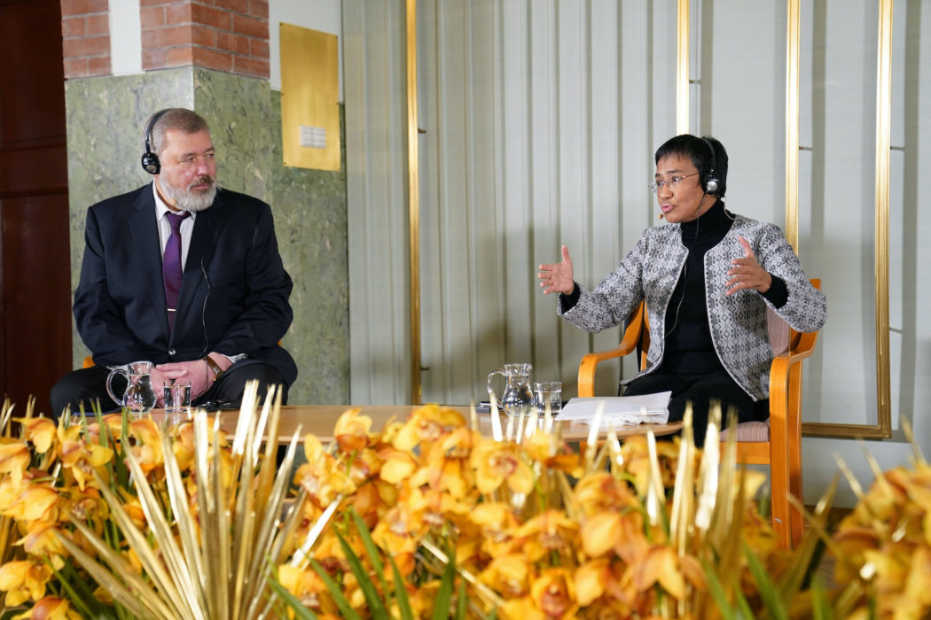 Fredspristagarna Dmitrij Muratov, till vänster, och Maria Ressa, till höger, i Oslo.