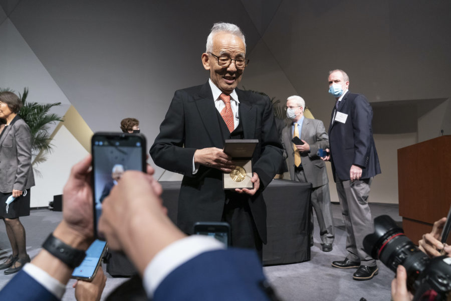 Den sjätte december tog Syukuro Manabe emot Nobelpriset i fysik vid en ceremoni i Washington.
