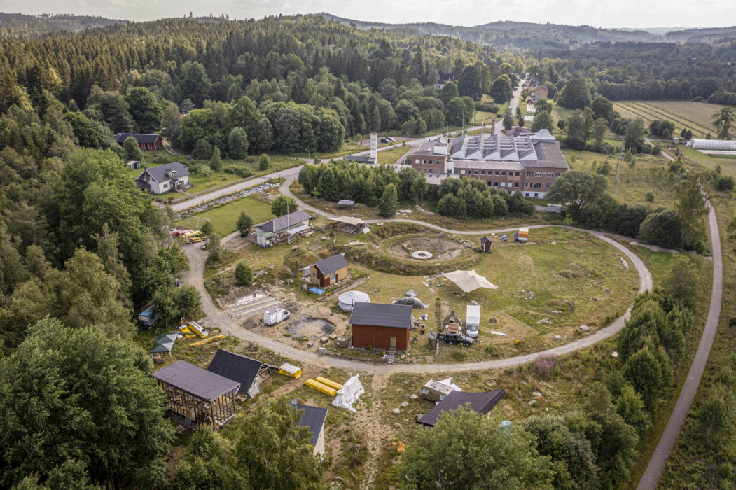 Småhusbyn och väveriet i Uddebo bildar tillsammans ett stort landskapskonstverk med formen av ett öga