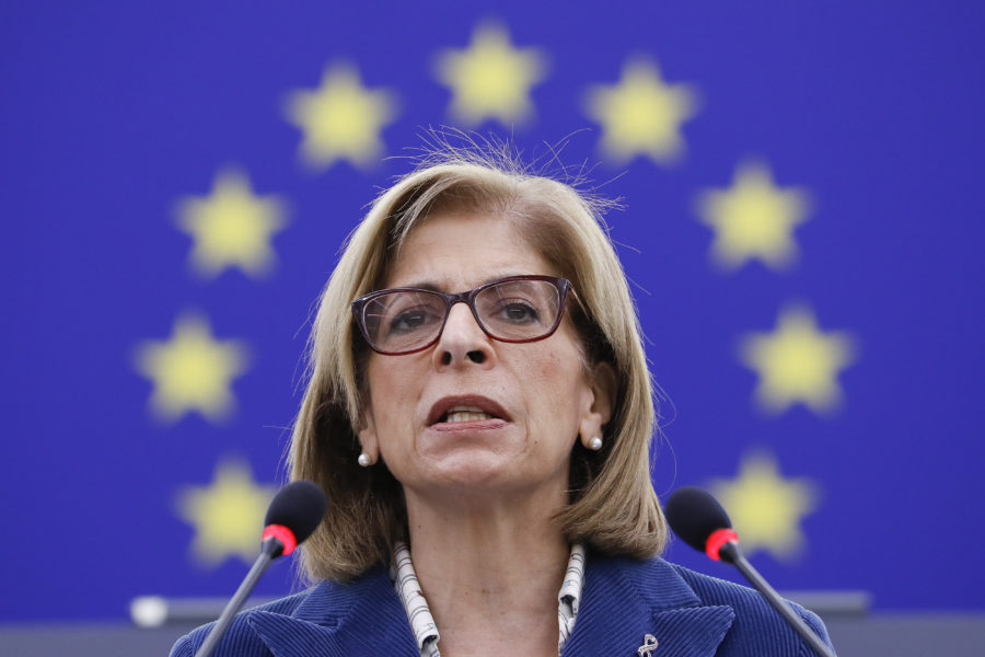 EU:s hälsokommissionär Stella Kyriakides leder under tisdagen ett ministermöte om covid-19 i Bryssel.